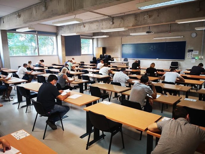 Celebración del primer examen del proceso selectivo para formar parte de la bolsa de trabajo de personal peón especialista/operario del área de Calidad Urbana de Emaya.