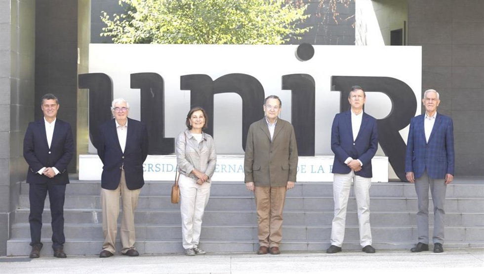 La presidenta del Consejo Asedor de UNIR Colombia, Cecilia María Vélez -tercera por la izquerda- durante su visita a la sede de UNIR en Logroño