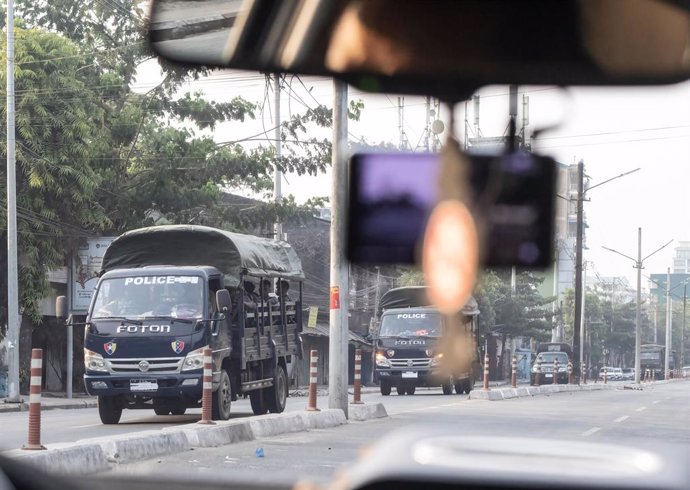 Camiones de la Policía en Rangún, Birmania