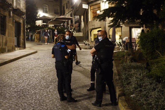 Varios agentes de la Policía Local y del Cuerpo Nacional de Policía, en la Praza dos Suaves, en un control policial para evitar botellones y aglomeraciones, a 4 de julio de 2021, en Ourense, Galicia (España). Durante el fin de semana, las fuerzas y cuer
