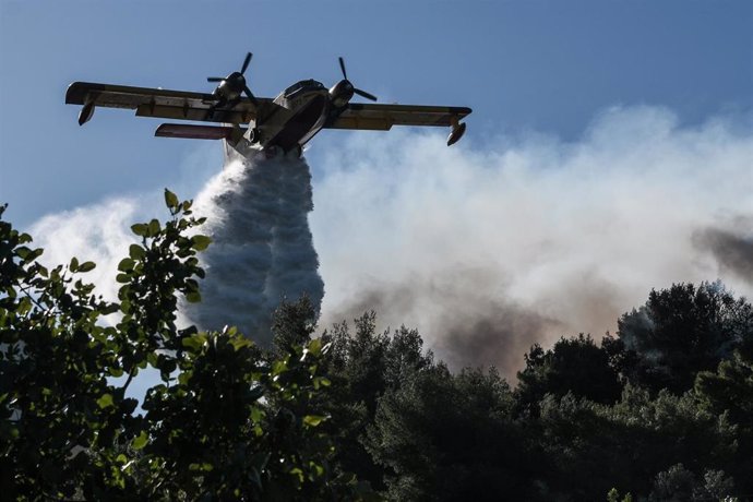 Archivo - Un avión cisterna sofocando un incendio en Grecia