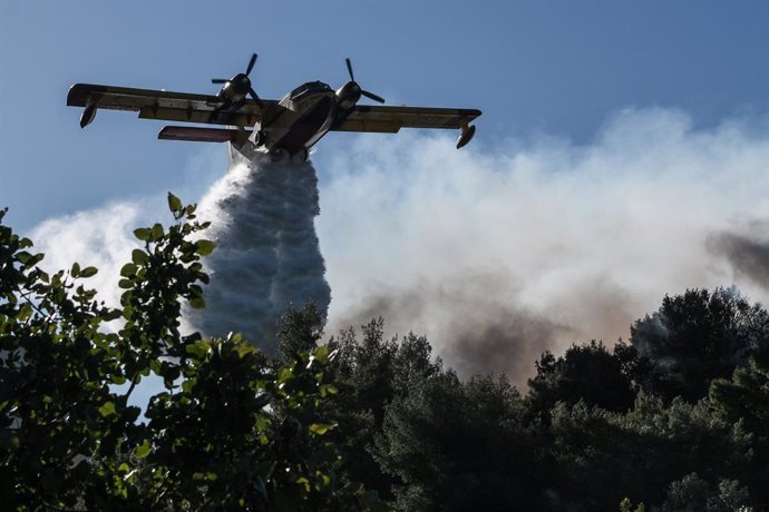 Archivo - 21 May 2021, Greece, Alepochori: A firefighting plane drops water near the village of Alepochori to put out the first major fire in Greece this year. Photo: Eurokinissi/Eurokinissi via ZUMA Wire/dpa