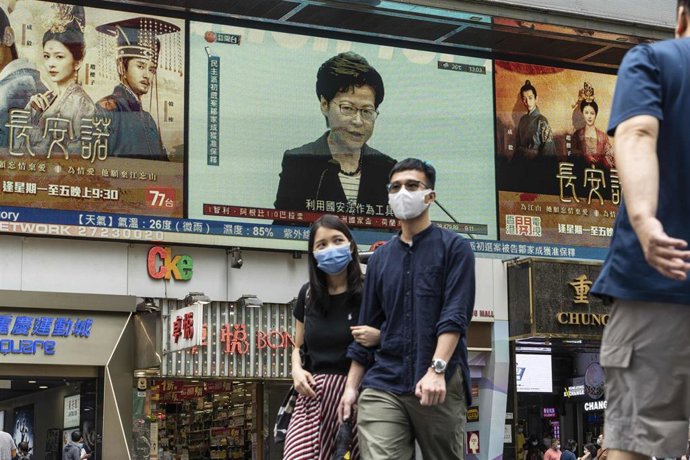 La jefa de Gobierno de Hong Kong, Carrie Lam, aparece en una pantalla publicitaria en las calles de Hong Kong