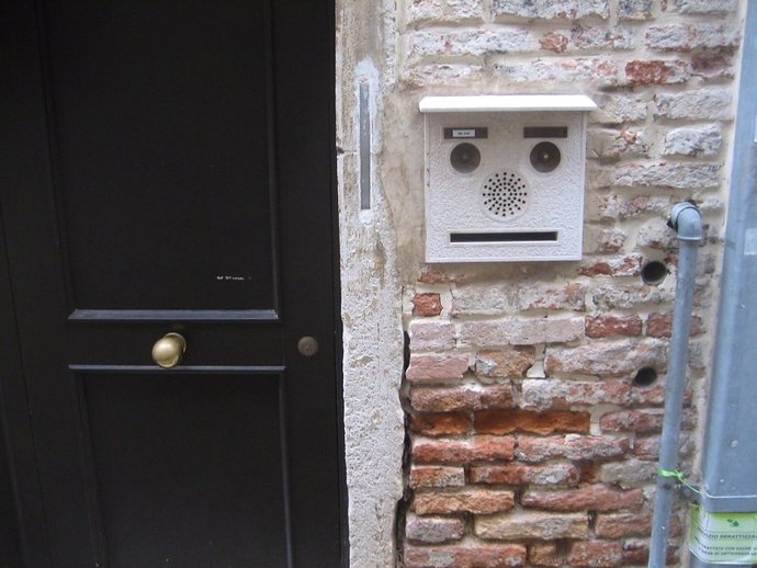 Buzón con cara de persona. Pareidolia.