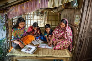 Archivo - Shabitri Das ayuda a su familia en Bangladesh