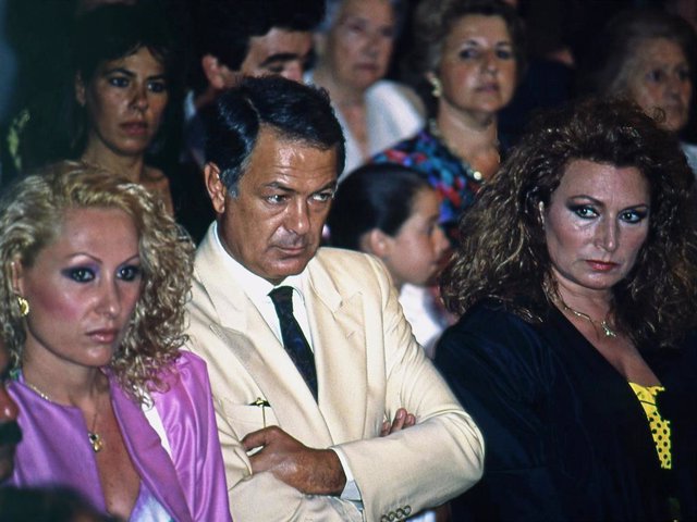 Rocío jurado, junto a su cuñada Rosa Benito  y exmarido, Pedro Carrasco en un evento familiar