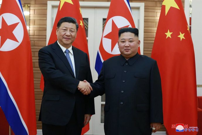 Archivo - HANDOUT - 21 June 2019, North Korea, Pyongyang: Chinese President Xi Jinping (L) shakes hands with North Korean leader Kim Jong-un prior to their meeting Photo: -/KCNA/dpa - ATTENTION: editorial use only and only if the credit mentioned above 