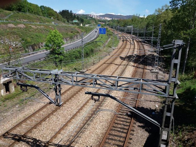 Archivo - Tren, Renfe, Feve, vías de tren, infraestructuras, viajeros, transporte