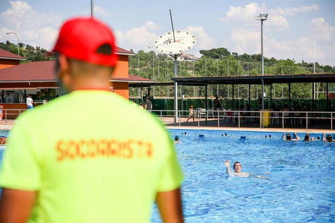 Un socorrista en la piscina del Parque Deportivo de Puerta de Hierro
