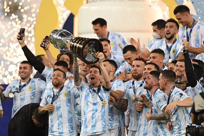 Leo Messi levanta la Copa América para Argentina