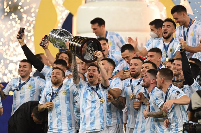 10 July 2021, Brazil, Rio de Janeiro: Argentine's Messi (C) lifts the trophy and celebrates winning the CONMEBOL Copa America Final soccer match against Brazil at The Maracana Stadium. Photo: Andre Borges/dpa