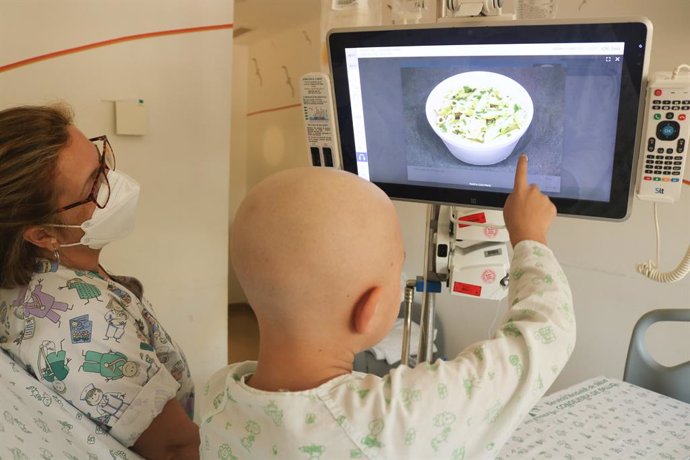 Archivo - Un paciente del hospital utiliza la pantalla de su habitación para visualizar el menú