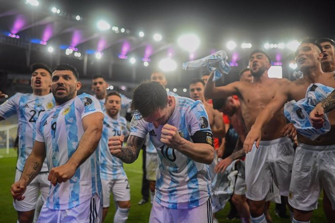 10 July 2021, Brazil, Rio de Janeiro: Argentina's Messi (C) celebrates with his teammates after winning the CONMEBOL Copa America Final soccer match against Brazil at The Maracana Stadium. Photo: Andre Borges/dpa