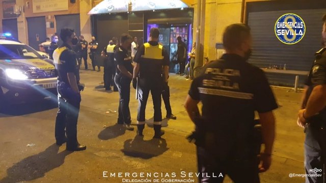 Agentes de la Policía Local llevan a cabo varios desalojos en bares por incumplir medidas Covid