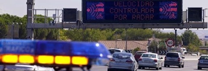 Imagen de recurso de un vehículo de la DGT en las carrteras de la provincia