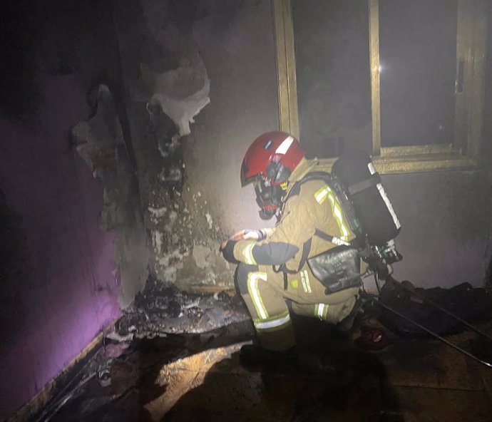Los bomberos del SPEIS sofocan un incendio en una vivienda del barrio de Carolinas de Alicante
