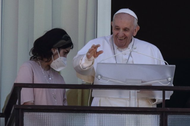 El papa Francisco, durante el rezo del ángelus, desde el hospital Policlinico Gemelli, donde permanece ingresado, a 11 de julio de 2021, en Roma (Italia).