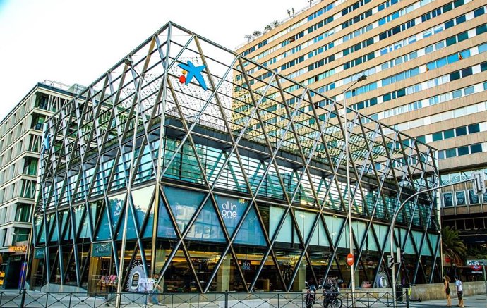 CaixaBank abre un centro 'all in one' en el edificio Axis de Madrid