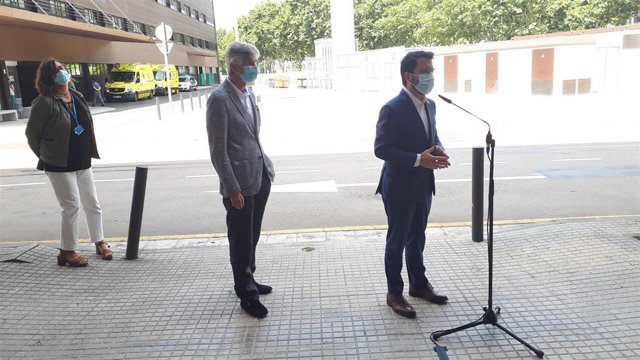 El presidente de la Generalitat, Pere Aragonès, y el conseller de Salud, Josep Maria Argimon, en rueda de prensa desde el Hospital de Bellvitge