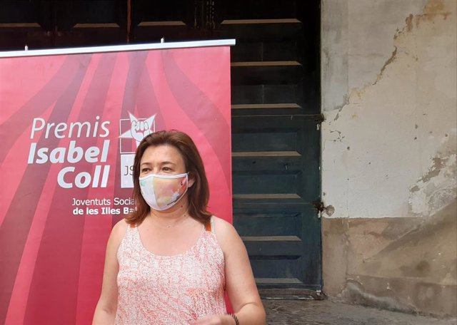 La secretaria general de Socialistas de Mallorca y consellera de Presidencia, Función Pública e Igualdad, Mercedes Garrido, atiende a los medios antes de participar en los XIII Premis Isabel Coll, organizados por Juventudes Socialistas de Baleares.