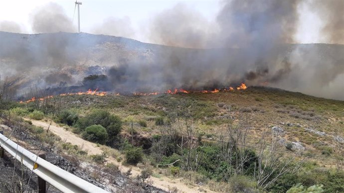 Incendio en el municipio malagueño de Cañete La Real donde trabajar efectivos del Infoca