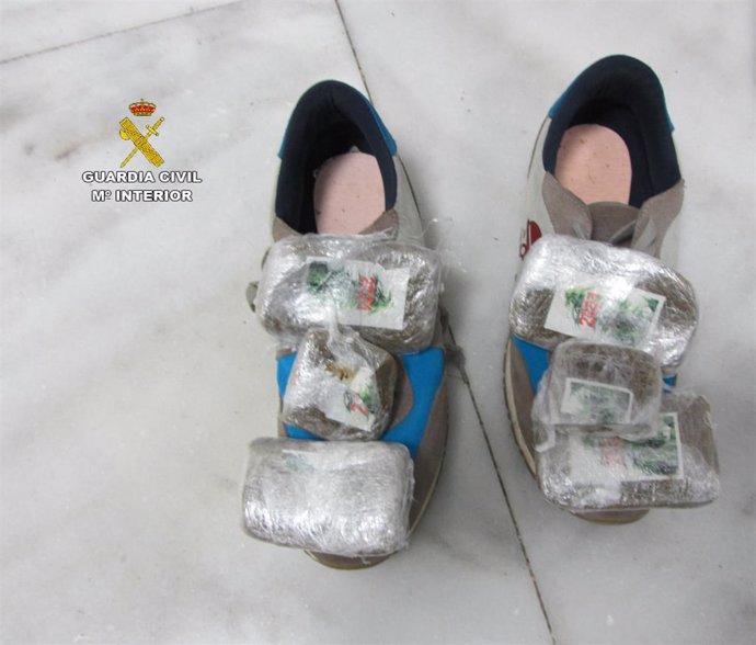 Detenidos en el aeropuerto de Melilla dos jóvenes que pretendían viajar a Málaga con droga en zapatos y ropa