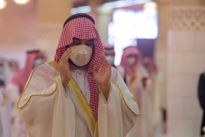 Archivo - 13 May 2021, Saudi Arabia, Riyadh: Crown Prince of Saudi Arabia Mohammed bin Salman performs Eid al-Fitr prayer at Imam Turki Bin Abdullah Grand Mosque in Riyadh. Photo: -/Saudi Press Agency/dpa