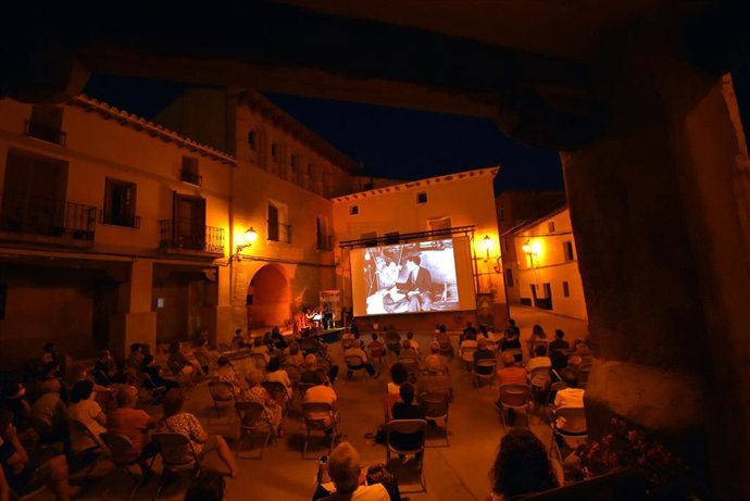 'Enclaves' Completa El Aforo De La Plaza De Sesa Con El Concierto De Gavarnie Ensemble Y Su Homenaje A Chaplin.