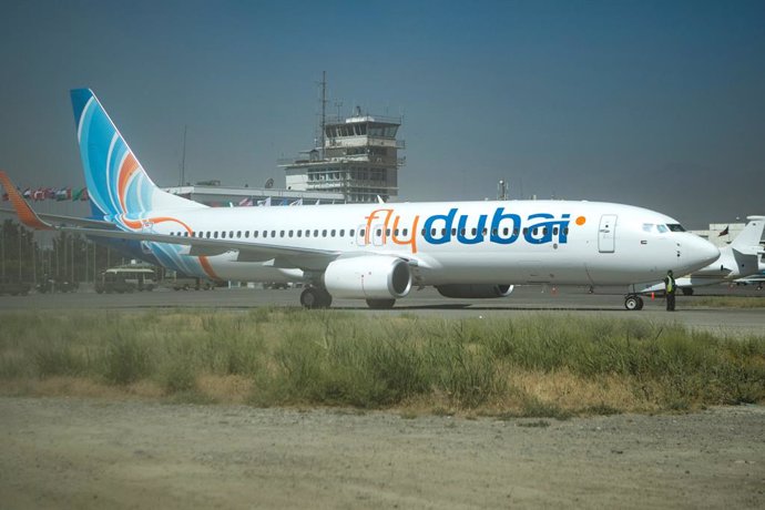 Archivo - FILED - 14 June 2012, Afghanistan, Kabul: An airplane of the budget airline Flydubai, is pictured at the Hamid Karzai International Airport. Flydubai has signed a deal with Smartwings to lease four Boeing 737 aircraft. Photo: Michael Kappeler/
