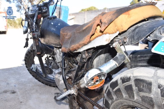 Motocicleta con daños localizada por la Policía Nacional.