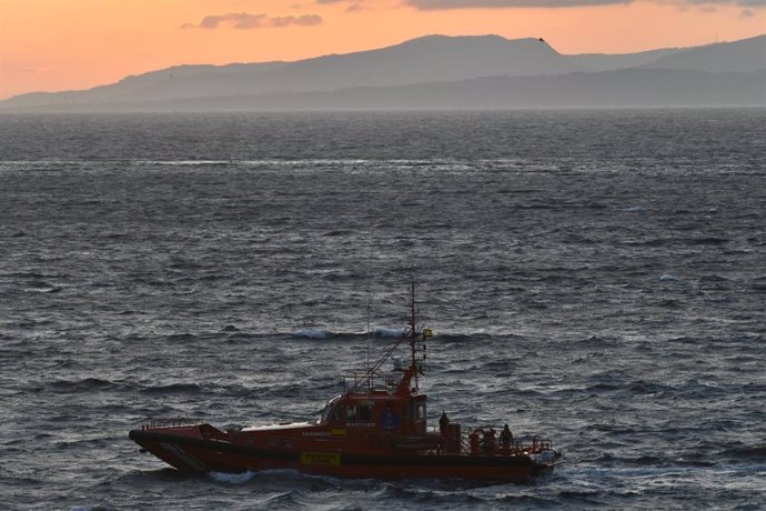 El pesquero con bandera marroquí Albatros II encalló, en la tarde noche del miércoles 17 de junio, en la costa de Ceuta, (España). Debido a un problema en la maquinaria y con un viento de poniente fuerte, ha quedado encallado entre las piedras de la cos