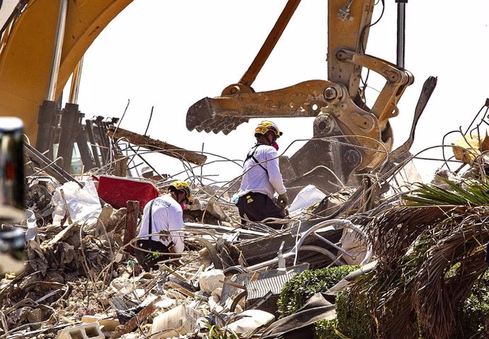 Trabajos de desescombro en el edificio derrumbado en Surfside, Miami-Dade, Florida, Estados Unidos