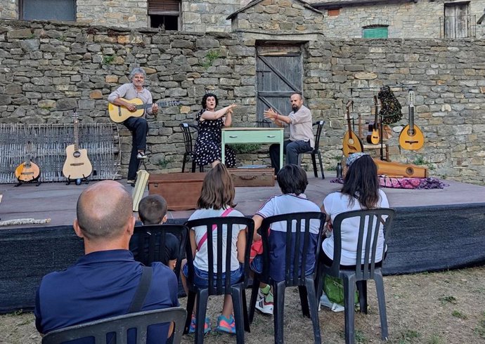 El grupo musical Mosicaires recibe el Dragón del Festival del Castillo de Aínsa.