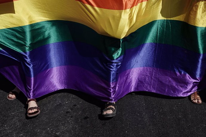 Bandera arcoíris durante un Desfile del Orgullo Gay en Jerusalén