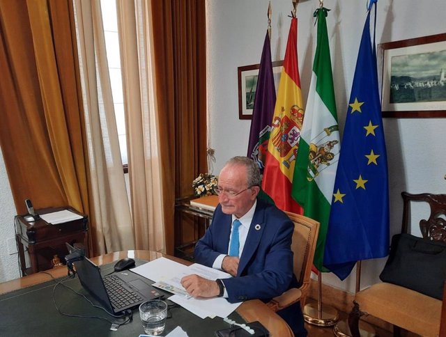 El alcalde de Málaga, Francisco de la Torre, participa en la sesión 'Un año de pandemia ¿Qué impacto en las finanzas locales y qué papel tienen los gobiernos locales en los planes de recuperación?'