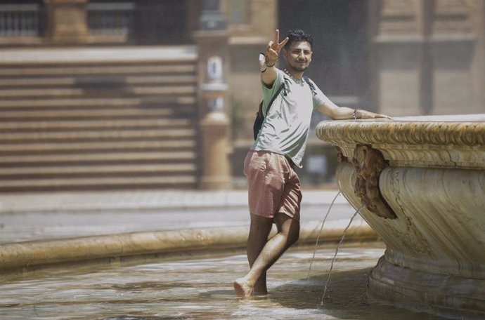 Archivo - Un hombre se refresca en una fuente durante la ola de calor africano que ha llegado este jueves a España. En Sevilla (Andalucía, España), a 30 de julio de 2020.
