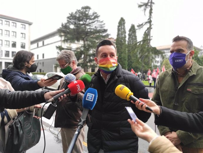 Archivo - El secretario general de UGT Asturias, Javier Fernández Lanero, atiende a los medios.