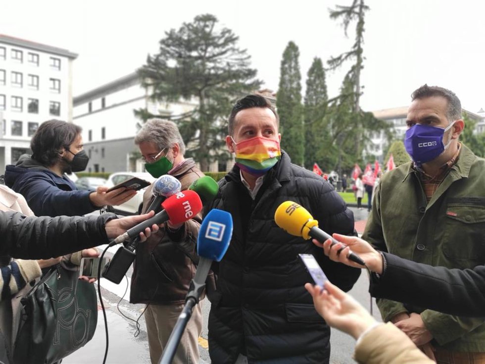 Archivo - El secretario general de UGT Asturias, Javier Fernández Lanero, atiende a los medios.