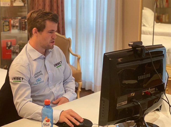 Magnus Carlsen jugando online la final del Gran Torneo Internacional de Ajedrez San Fermín Mundial