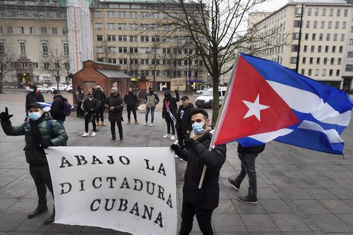 Archivo - 05 December 2020, Finland, Helsinki: Cubans hold a banner during a protest against the Cuban government's human rights violations in front of the Cuban Embassy. Photo: Vesa Moilanen/Lehtikuva/dpa