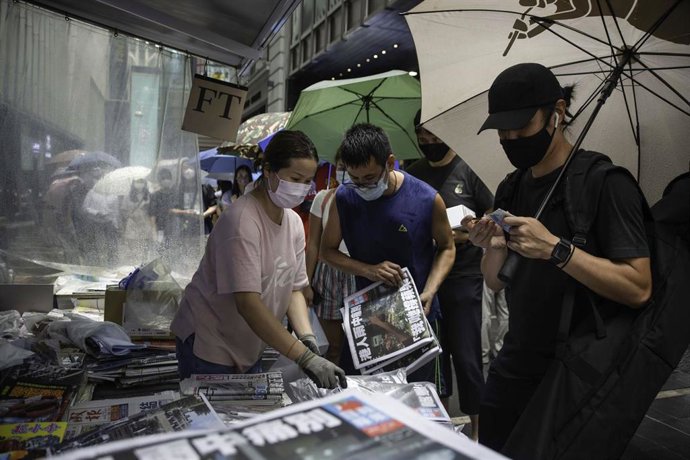 Hongkoneses comprando el último número de 'Apple Daily'