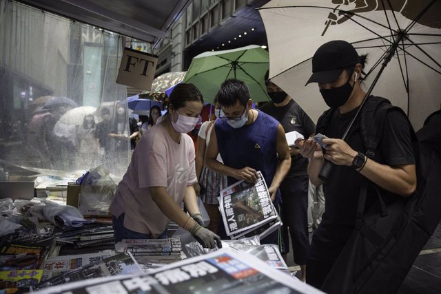 24 June 2021, China, Hong Kong: People line up to buy the last edition of the Pro-democracy newspaper Apple Daily at a newsstand in the Central district of Hong Kong. Hong Kong's strong advocate for democracy for 26 years is forced to end its business t