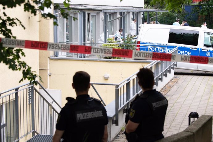 Archivo - 04 June 2021, Saxony, Dresden: Police officers stand behind a barrier in front of a student dormitory in the Dresden district of Strehlen. After the death of a returnee from India who had contracted COVID-19, all residents of the high-rise bui