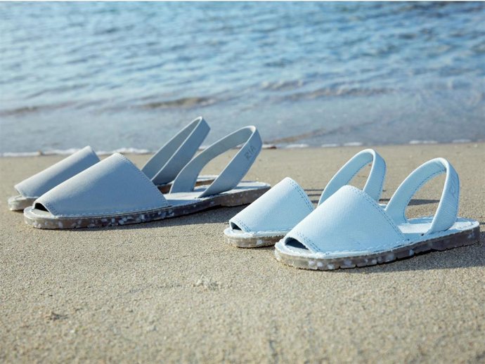 Archivo - RIA Menorca lanza la primera colección de abarcas realizadas en plástico 100% reciclado