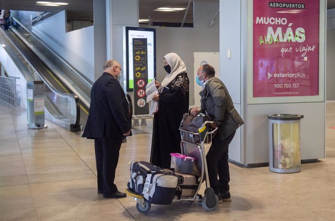 Archivo - Arxivo - Diverses viatgers d'un vol procedent de Casablanca (el Marroc), en la Terminal T1 de l'Aeroport Madrid - Barajas Adolfo Suárez, a Madrid (Espanya), a 30 de mar de 2021. La Direcció general d'Aviació Civil del Marroc, dependent de l'E