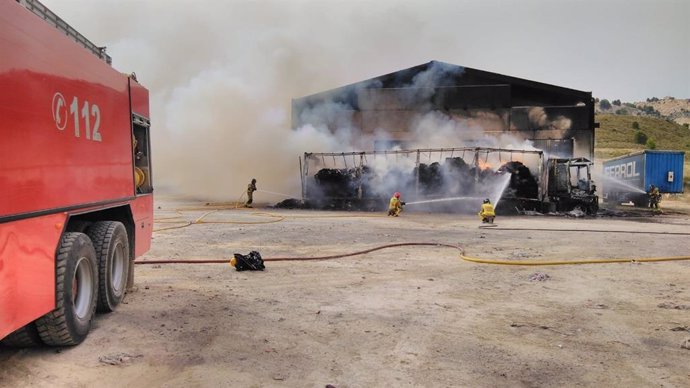 Imágenes cedidas por la Unidad de Defensa contra los Incendios Forestales de la Dirección General del Medio Natural y de bomberos del Consorcio de Extinción de Incendios y Salvamento de la Región de Murcia