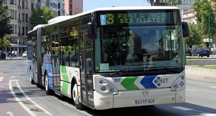 Archivo - Autobús de la EMT en Palma.