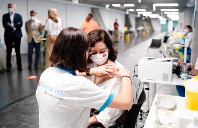La presidenta de la Comunidad de Madrid, Isabel Díaz Ayuso, recibe la vacuna de Pfizer en el Wizink Center