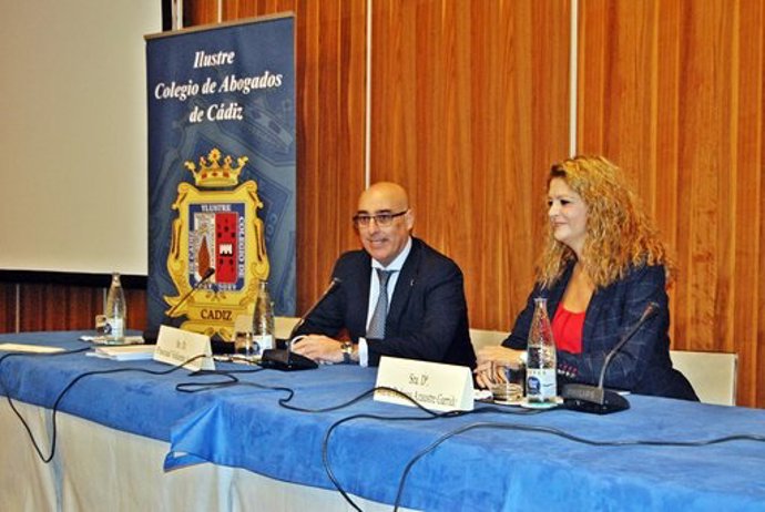 Archivo - El decano del ICA Cádiz, Pascual Valiente, en unas jornadas