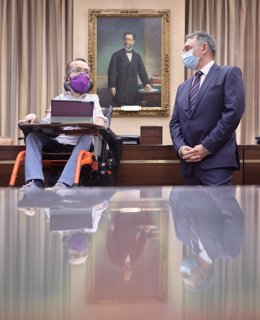 El portavoz de Unidas Podemos en el Congreso, Pablo Echenique (i) y el secretario de Estado de Agenda 2030, Enrique Santiago (d), en una reunión con representantes de CONPYMES, en la sala Sagasta del Congreso, a 7 de julio de 2021, en Madrid.